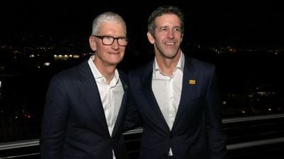 Apple'da dönem değişti: Tim Cook görevi John Ternus'a devretti