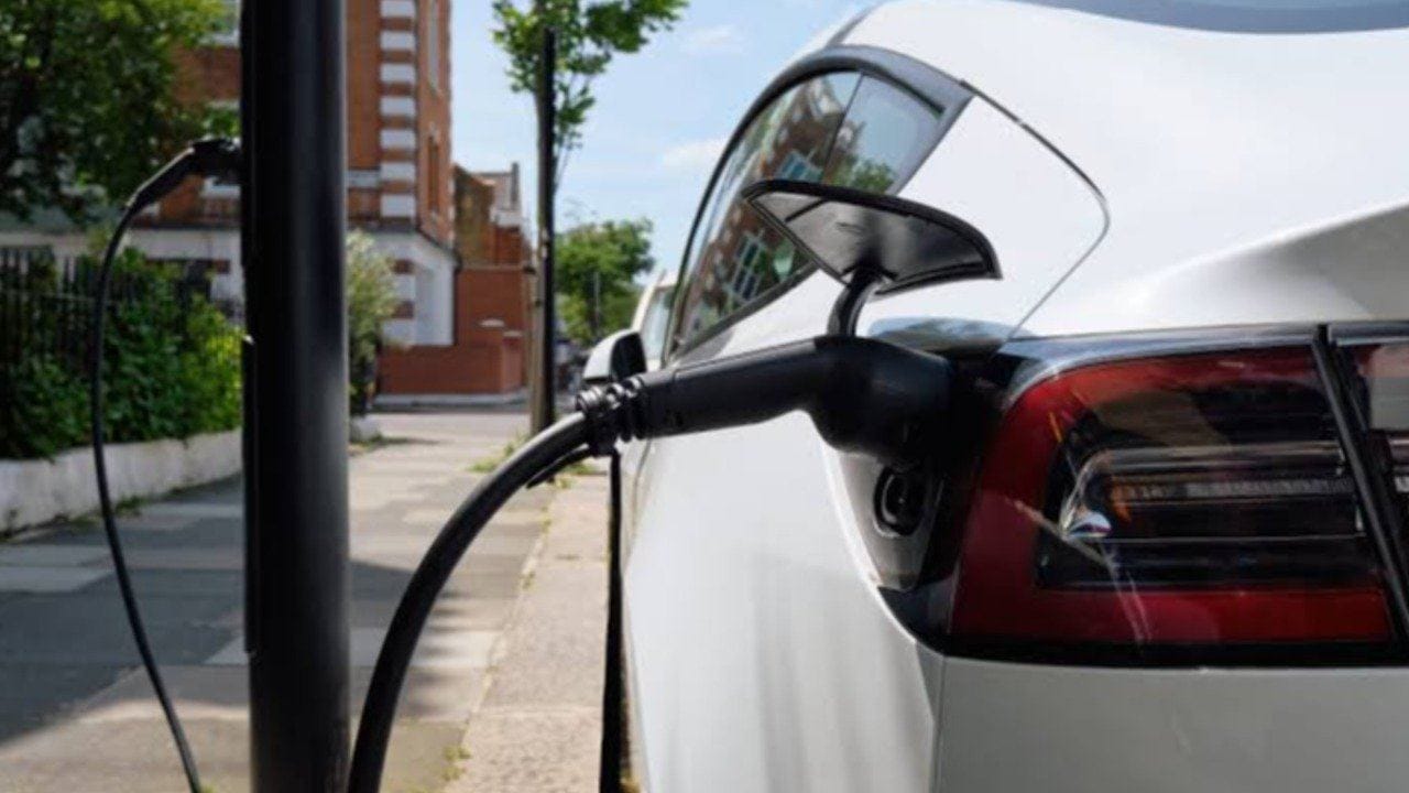 Elektrikli otomobiller benzinlileri geride bıraktı: Maliyet farkı dikkat çekiyor