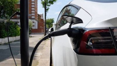 Elektrikli otomobiller benzinlileri geride bıraktı: Maliyet farkı dikkat çekiyor