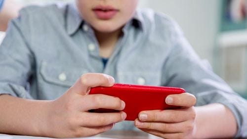 AB, 15 yaş altına yapay zeka ve çevrim içi oyun kısıtlaması getiriyor
