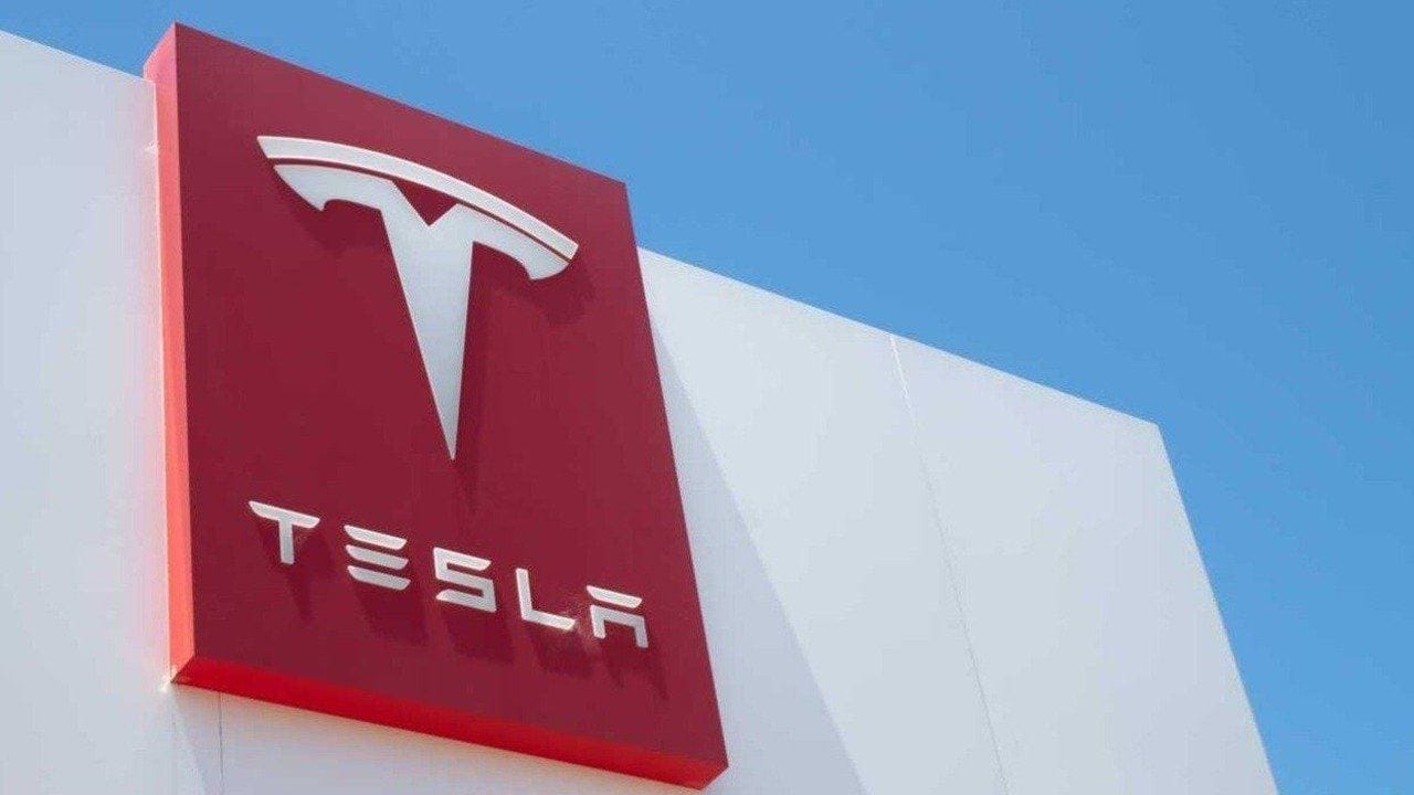 Tesla’dan Supercharger’lara acil kaçış modu: Kablo takılıyken araç hareket edecek