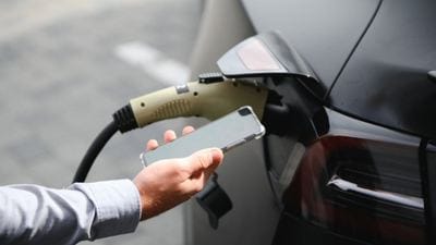 Elektrikli araç şarjı nasıl yapılır? AC ve DC şarj arasındaki fark nedir?