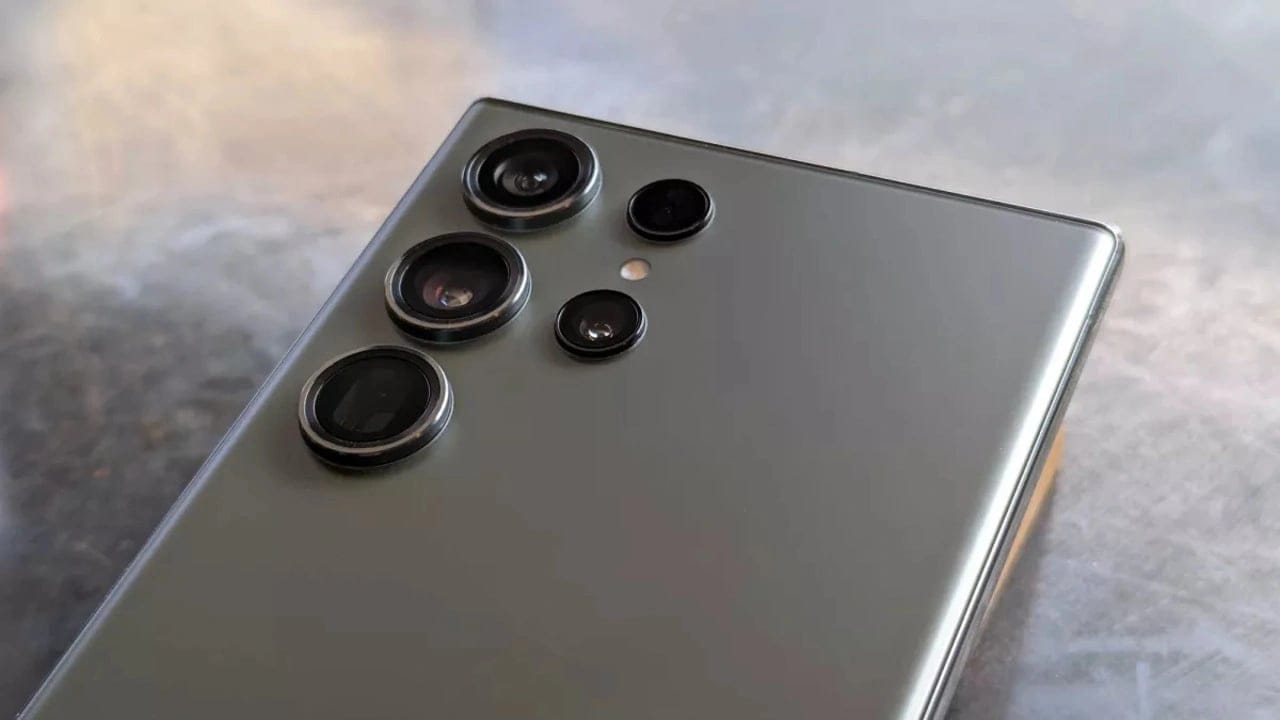 Samsung Galaxy S24 Ultra, iPhone 15 Pro'nun gölgesinde kaldı