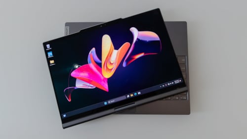 Lenovo'dan dönen ekrana sahip 2'si 1 arada dizüstü bilgisayar!