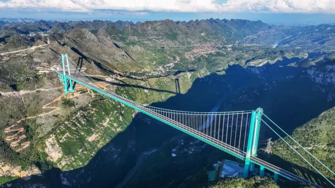 Çin'de kanyonun 600 metre yukarısında yükselen dünyanın en yüksek köprüsü açıldı