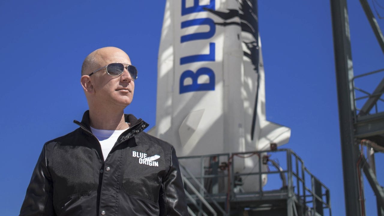 Jeff Bezos: Yakın gelecekte veri merkezleri uzaya taşınacak