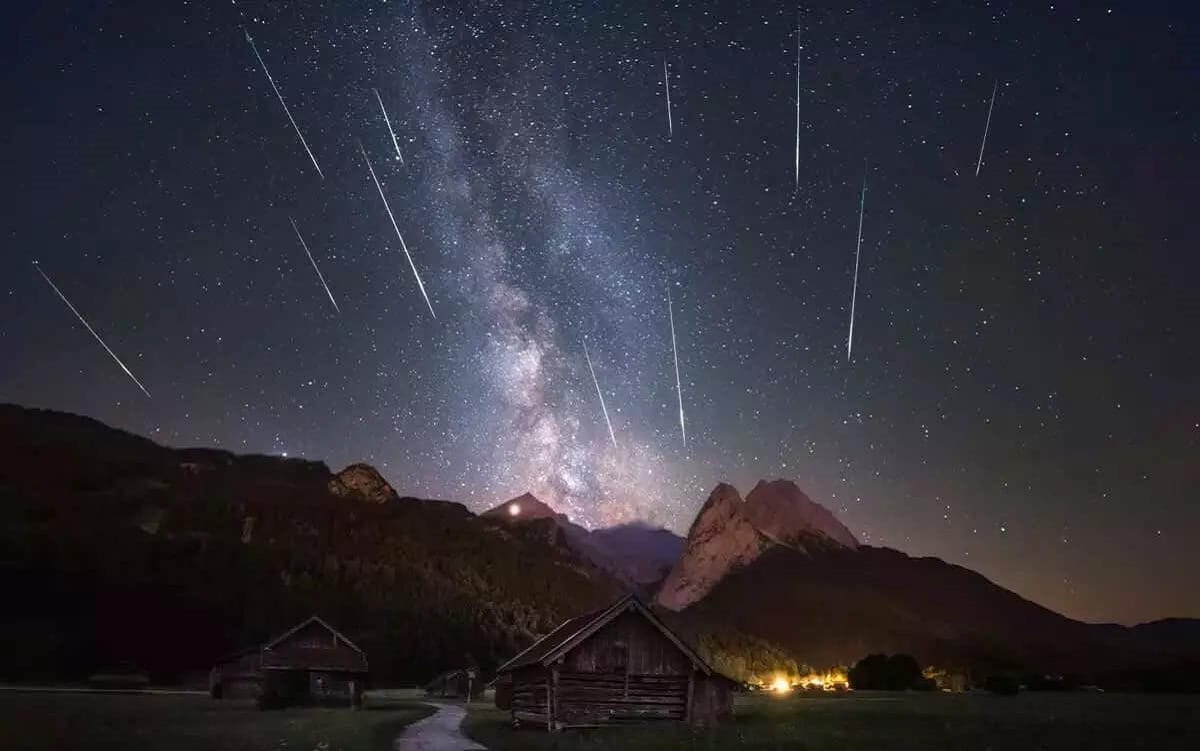 perseid-meteor-yagmuru-nedir-nasil-olusur.jpg
