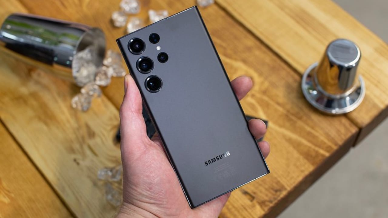 samsung-galaxy-s24-ultra-iphone-15-pronun-golgesinde-kaldi.jpg