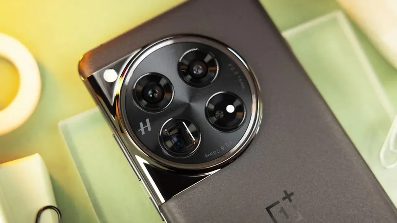oneplus-13-boe-x2-ekranli-ilk-telefon-olacak.webp