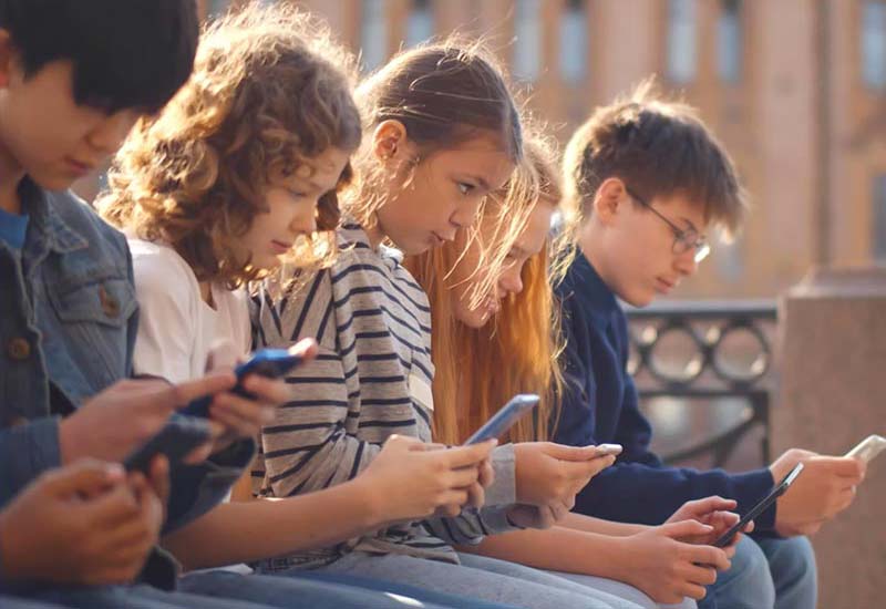 kids-on-phones-800w-0060db0c-202d-48e3-9465-e12e5eb2ae77.jpg