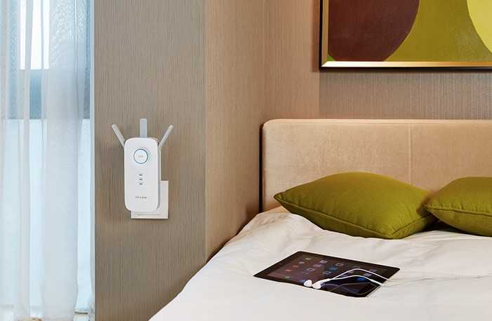 TP-Link-RE450-lifestyle